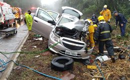 Acidente na BR-282 deixa motorista com fraturas e preso nas ferragens
