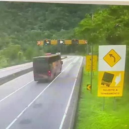 Imagem mostra ônibus do acidente na BR-376 segundos antes de tombar