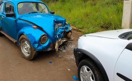 Motorista fica ferido em colisão frontal, em Barracão