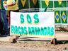 VÍDEO: Dezenas de pessoas participam de ato em frente ao 14º RCMec