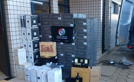 PM apreende mais de mil garrafas de vinho em furgão