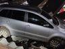 Carro vai parar dentro de oficina mecânica pelo telhado 