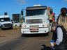 VÍDEO: Concessionária e PRF entregam lanches a caminhoneiros na BR-282