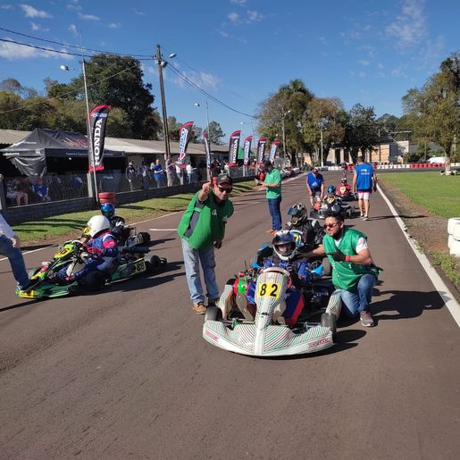 Pilotos do Kart Clube São Miguel conquistam premiação no Paraná