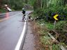 Motociclista sofre queda após sair da pista e colidir contra proteção lateral do asfalto na SC 386