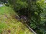 Van com 14 ocupantes sai da pista, cai em barranco e dois ficam feridos na BR-282