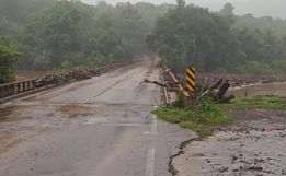 Ponte sobre o Rio Sargento, na SC-161, segue fechada nesta sexta-feira
