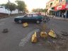 VÍDEO: Caminhão destrói rotatória e condutor foge do local 