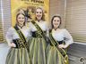 Soberanas da Oktoberfest entregam cartaz da festa na Rádio Itapiranga