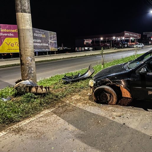 Jovem colide com carro em poste na Willy Barth em SMO