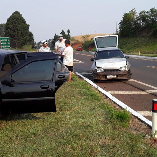 Mulher fica ferida em acidente no trevo de Idamar