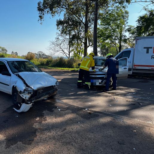 Acidente entre dois carros deixa mulher ferida na BR-163, em SMO 