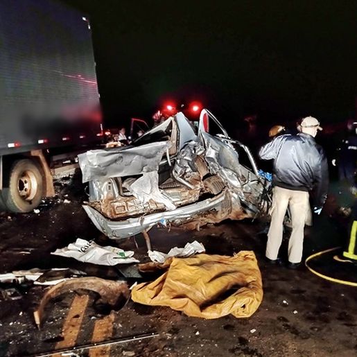 Colisão entre carro e caminhões deixa um morto e dois feridos na PR-493