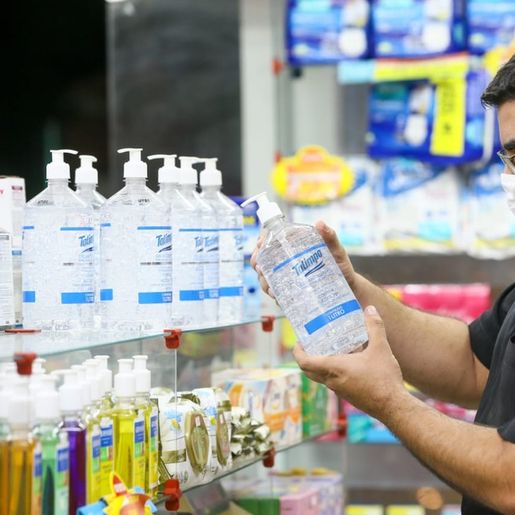 Preços abusivos em relação a álcool gel e máscaras devem ser denunciados