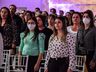 Educação de SC entrega notebooks para professores efetivos; fotos