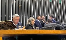 Oposição ocupa mesas da Câmara e do Senado em protesto em apoio a Bolsonaro