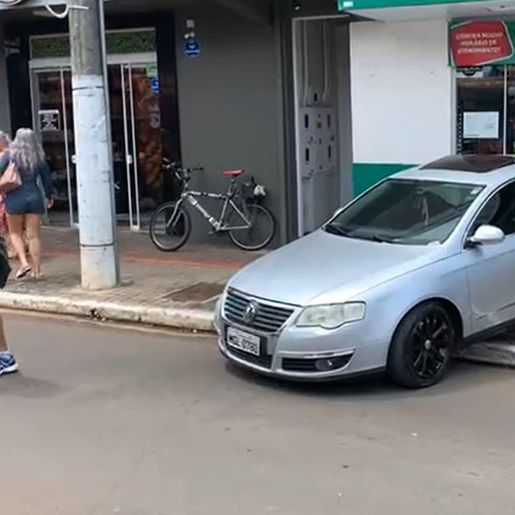 VÍDEO: Carro perde freio, sobe calçada e atinge pedestre em SMOeste 
