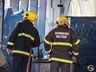 Bombeiros trabalham no rescaldo do incêndio no Super Vipi Center