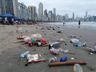 Réveillon deixa rastro de lixo na praia Central de Balneário Camboriú
