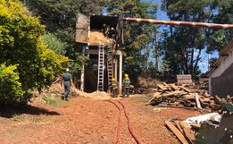 Incêndio em depósito de maravalha mobiliza bombeiros 