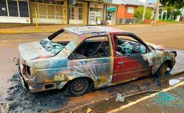 Carro fica destruído em incêndio no centro de Descanso 