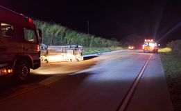 Veículo capota na BR-163 e deixa dois feridos em Guarujá do Sul