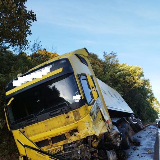 Carreta de Mondaí se envolve em acidente com morte na BR-282