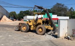 "Carregadeira" derruba poste e deixa 100 clientes sem energia elétrica em São Miguel do Oeste