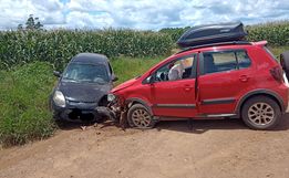 Colisão entre dois carros deixa duas pessoas feridas no interior de Mondaí