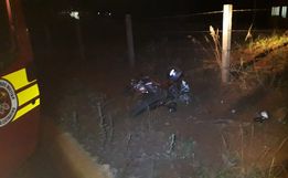 Saída de pista deixa motociclista ferido 