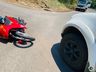 Jovem fica ferida em colisão entre carro e moto em Itapiranga