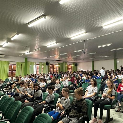 Tunápolis realiza palestra alusiva  ao Combate de Uso de Drogas com estudantes