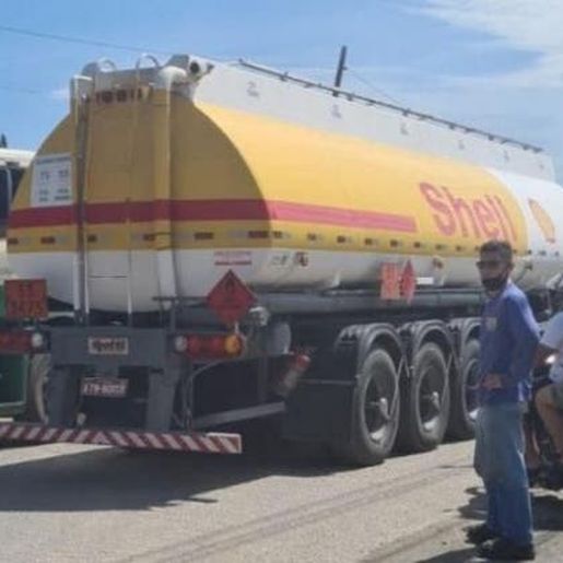 Caminhões de combustíveis deixam base em Itajaí após fim de bloqueio