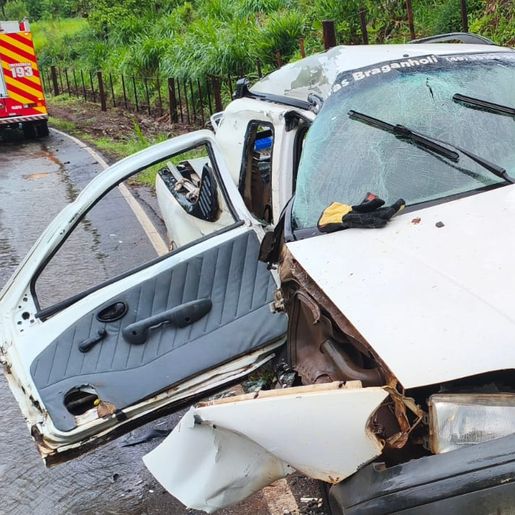 Colisão entre carro e caminhão deixa quatro feridos em Palmitos