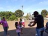 Grupo de voluntários realiza entrega de cestas de páscoa