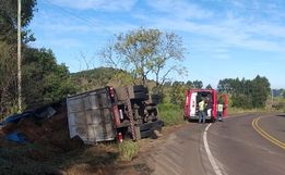 Saída de pista seguida de tombamento mobiliza bombeiros na SC-161