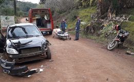 Colisão entre carro e motocicleta deixa homem ferido no interior