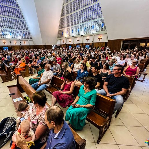 Fiéis lotam Igreja Matriz em celebração de véspera de Natal