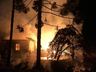Incêndio danifica duas casas e deixa mulher com queimaduras de 2° grau