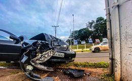 Condutor colide carro em poste e foge do local em São Miguel do Oeste; vídeo