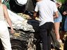Carreta tomba sobre carros e deixa uma pessoa morta no Oeste