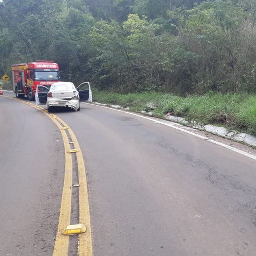 Saída de pista seguida de capotamento deixa duas pessoas feridas na SC 305