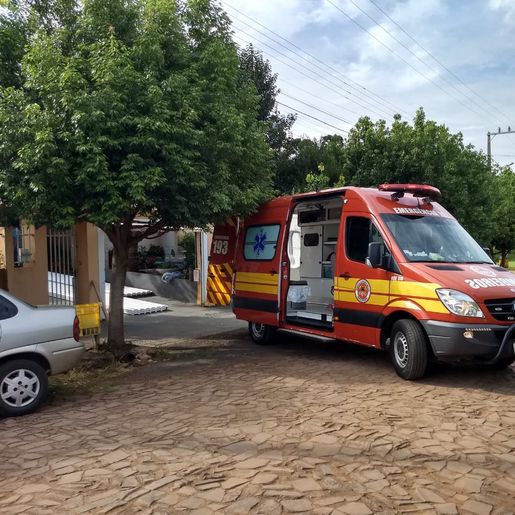Idosa fica ferida ao cair de quase três metros de altura