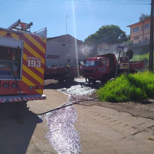 Bombeiros de Cunha Porã registram capotamento e combatem incêndio em caminhão