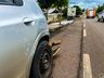 Caminhão desgovernado atinge veículo e só para após colidir em residência em SMO