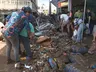 Moradores pegam alimentos da lama após passagem de ciclone no RS