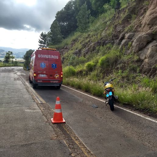 Motociclista sofre ferimentos em queda