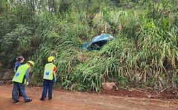 Carro cai em ribanceira e policial militar resgata criança, no interior de Itapiranga