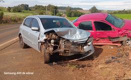 Colisão entre dois carros deixa feridos na PR-180, entre Campo Erê e Marmeleiro