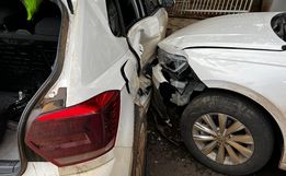 Veículo sem motorista invade a rua e colide contra dois automóveis no centro de SMO 